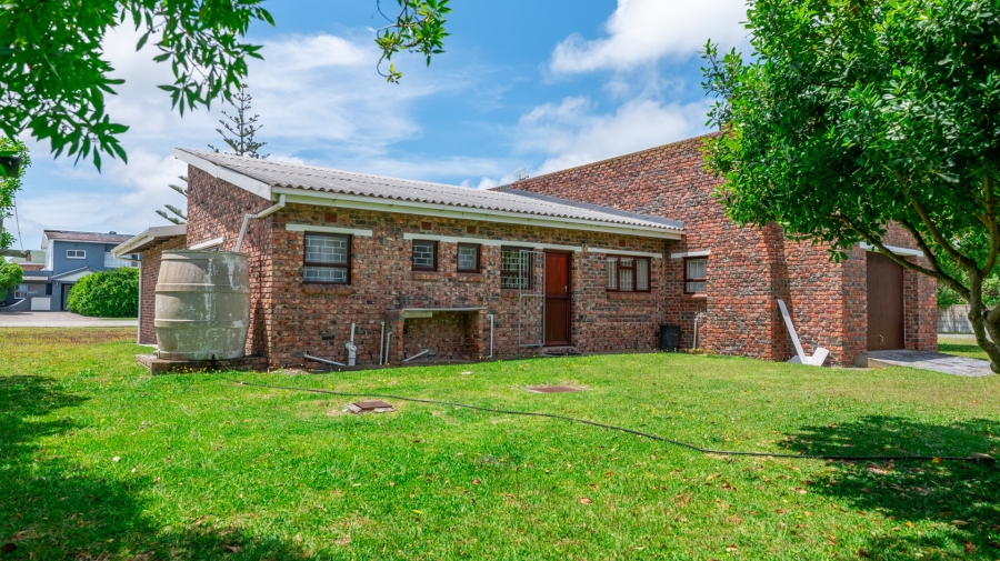 4 Bedroom Property for Sale in Struisbaai Western Cape